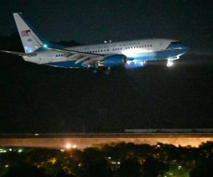 El avión militar de EE. UU. con la presidenta de la Cámara de Representantes de EE. UU., Nancy Pelosi, a bordo se prepara para aterrizar en el aeropuerto de Songshan en Taipei el 2 de agosto de 2022.