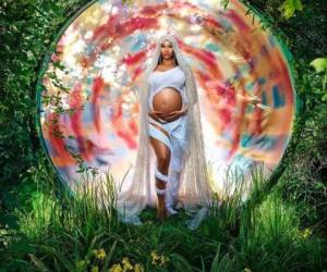 Nicki Minaj compartió con sus seguidores cuatro fotografías para anunciar su segundo embarazo.