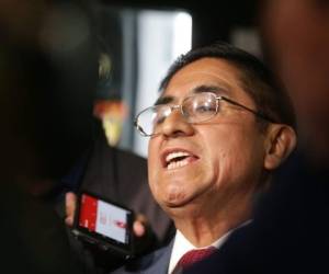 El gobierno peruano ofreció una recompensa de 40,000 soles (unos 12,000 dólares) por Hinostroza, de 62 años, quien debía ser juzgado por liderar una 'organización criminal' y otros delitos después de que el Congreso lo destituyó hace dos semanas.