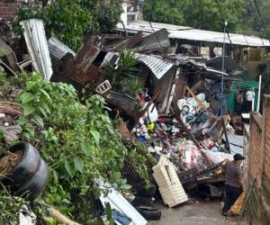 De acuerdo con las autoridades, las intensas lluvias serían la causa del colapso de las viviendas, aunque el reporte se mantiene como preliminar mientras continúan las labores de emergencia.