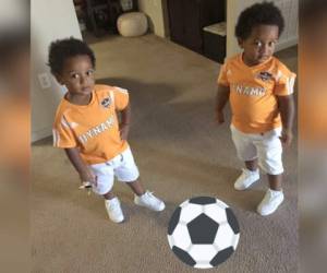 Los pequeños García Reyes posan con la camisa del Houston Dynamo (Foto: Twitter de Boniek García)