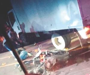 Los motociclistas impactaron contra el vehículos pesado de manera frontal; uno murió en el lugar, el segundo camino al hospital.