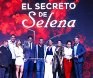 El elenco y el equipo de la serie 'El Secreto de Selena' posa durante la función de estreno de la serie en la Ciudad de México el 18 de septiembre de 2018.