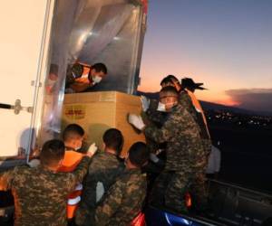 La carga fue traída por un avión de la Fuerza Aérea Hondureña y llegó a la Base Aérea Hernán Acosta Mejía.