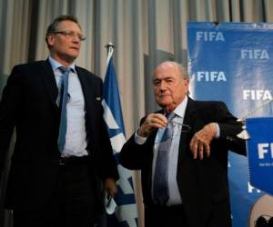 Jerome Valcke y el presidente del organismo, Joseph Blatter, fueron acusados de varios delitos. AP.