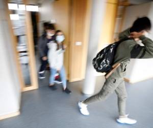 Alumnos con mascarilla salen de su escuela en Bischheim, a las afueras de Estrasburgo, Francia, el 1 de septiembre de 2020.