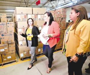 La ministra de Salud, Delia Rivas, y el secretario de la Presidencia, Ricardo Cardona, visitaron ayer el Almacén Central de Medicamentos.