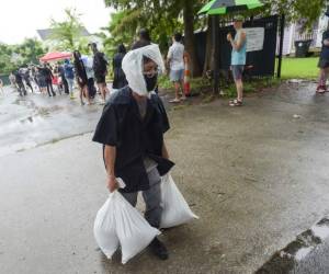 Las ciudades y comunidades de la región han emitido una serie de órdenes de evacuación voluntarias y obligatorias.