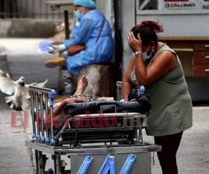 En el Hospital Escuela atienden a los pacientes en carpas instaladas afuera del centro asistencial. Foto Johny Magallanes| EL HERALDO