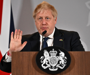 Durante una visita a Kiev el 9 de abril, en la que se reunió con el presidente Volodimir Zelenski, Johnson se comprometió a proporcionar a Ucrania 120 vehículos blindados y nuevos sistemas de misiles antibuque.