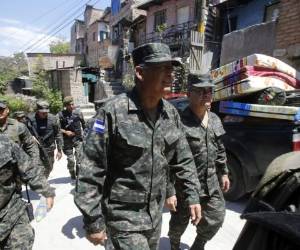 El jefe de las FF AA, Francisco Álvarez, hizo una inspección en el sector de El Hoyo.
