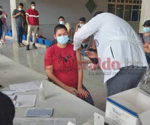 Se están aplicando primeras y segundas dosis de Pfizer, AstraZeneca y Moderna. Foto: Efraín Salgado | EL HERALDO.