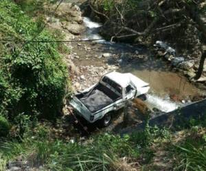 Así quedó el vehículo en el que se trasladaban al menos seis personas en Cofradía, Cortés (Foto: Cortesía)
