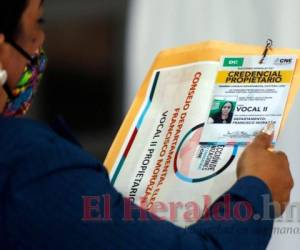 Después de 40 años de entregarlas en blanco, lo que daba lugar al tráfico, un órgano electoral emite credenciales con nombres. Foto: El Heraldo