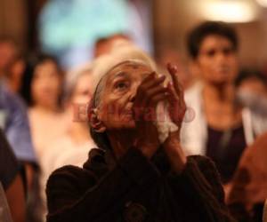 Los fieles acudieron este día a misa para recibir la cruz de cenizas. (Foto: Marvin Salgado/ El Heraldo Honduras/ Noticias Honduras hoy)