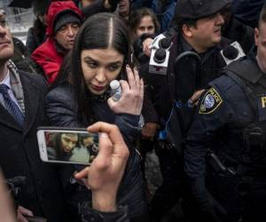 La esposa de Joaquín 'El Chapo' Guzmán rodeada de seguridad y miembros de la prensa al salir de la Corte. Foto AFP