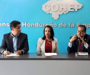 Boris Arévalo, Elsia Paz y Santiago Herrera durante la conferencia de prensa en el Cohep.