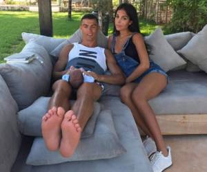 Cristiano Ronaldo compartió recientemente una imagen de él junto a Georgina y uno de sus gemelos (Foto: Instagram)