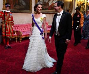 La duquesa de Cambridge lució un vestido blanco de Alexander McQueen y una tiara que perteneció a Lady Di. Foto AFP