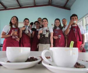 Los jóvenes se han aplicado en las técnicas de preparar las bebidas.