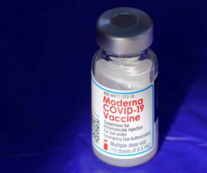 Un frasco de la vacuna de Moderna contra el COVID-19 en un sitio de vacunación en Puyallup, Washington, EEUU. (AP Foto/Ted S. Warren, File).