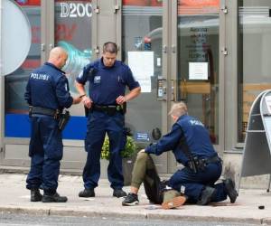 La policía detuvo a uno y sigue buscando a otro sospechoso del ataque. Foto: AFP