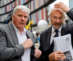 John Shipton (derecha), el padre del fundador de Wikileaks, Julian Assange, y la editora en jefe de WikiLeaks, Kristinn Hrafnsson, hablan con los medios de comunicación mientras se van a almorzar desde la corte de Old Bailey en el centro de Londres el 7 de septiembre de 2020.