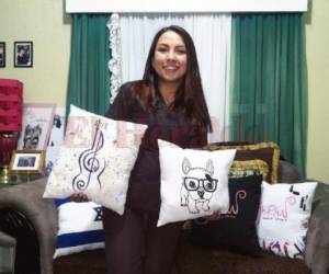 Alejandra Ramos plasma diversos diseños en las almohadillas.