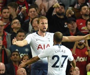 El gran goleador del Totteham, Harry Kane, celebra uno de los goles ante el Manchester United. Foto:AFP