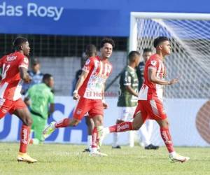 Luis Palma celebró con sus compañeros el segundo gol ante Marathón en el estadio Yankel Rosenthal.