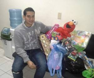 El emisario de la clase de Estadística I de Unitec trajo hasta las oficinas de EL HERALDO su aporte en juguetes.