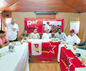 Con una foto de Manuel Zelaya al fondo, estos dirigentes de la corriente POR de Libre se reunieron el fin de semana en Santa Cruz de Yojoa, donde le pidieron que “tenga un compás de espera”.