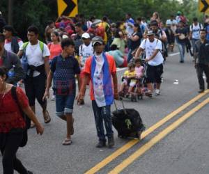 Miles de migrantes hondureños avanzan este domingo por México hacia Estados Unidos, desafiando la advertencia del presidente Donald Trump de hacer todo para 'detener la embestida' en la frontera sur. Foto: AFP