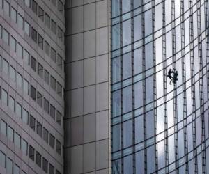 El escalador urbano Alain Robert, apodado el 'Hombre Araña francés'. Escala el rascacielos Skyper' en Fránfort, Alemania. Foto: AP.