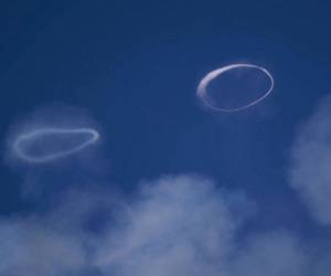 Los anillos de humo son expulsados en ráfagas por el volcán italiano