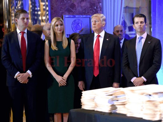 En esta foto de archivo tomada el 11 de enero de 2017, el entonces presidente electo de los Estados Unidos, Donald Trump, junto con sus hijos Eric Ivanka y Donald Jr. llegan a una conferencia de prensa en Trump Tower en Nueva York.