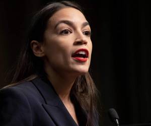 La Representante de los Estados Unidos, Alexandria Ocasio-Cortez, habla durante una reunión de la Red de Acción Nacional en Nueva York. Foto: Agencia AFP.