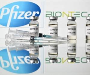La vacunación con la fórmula de Pfizer ya comenzó en Reino Unido. Foto AFP
