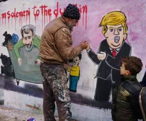 Pintores sirios completaron un mural el 3 de enero de 2020 tras el asesinato del comandante de la Guardia Revolucionaria iraní, Qasem Soleimani. Foto AFP