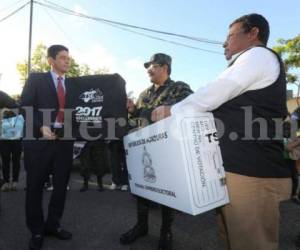 Este lunes dio inicio el traslado de papeletas electorales a cinco departamentos de Honduras para los comicios que se llevarán a cabo este domingo (Foto: David Romero / EL HERALDO Honduras)