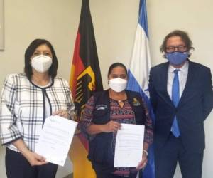 El dinero fue recibido por la jefa del Instituto Nacional de Virología, la doctora Mitzi Castro. Foto: Embajada de Alemania en Honduras