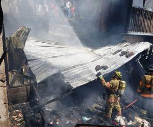 Las viviendas con paredes de madera y láminas de zinc son las más afectadas por los incendios en la capital. Foto: Estalin Irías /ElHeraldo.
