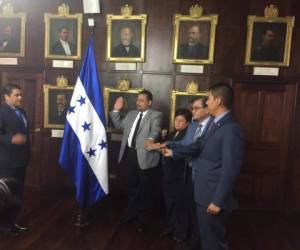 El presidente Juan Orlando Hernández juramentó la noche de este martes a los miembros de la comisión especial.