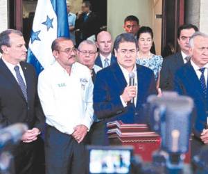 El presidente Juan Orlando Hernández, junto a empresarios y funcionarios, entregó el anteproyecto al titular del CN, Mauricio Oliva.
