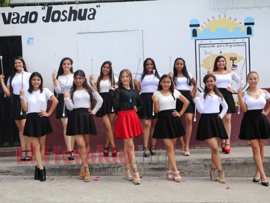 Un total de 12 palillonas del Instituto Privado Joshua entrenaron duro durante varios meses para estar listas el 15 de septiembre. Fotos: Eduard Rodríguez/EL HERALDO.