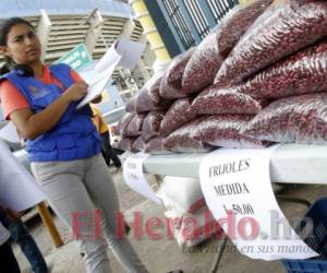 Las autoridades de la Secretaría de Desarrollo Económico instalaron puestos de venta de frijol rojo a 10 lempiras la libra para contrarrestar el acaparamiento del grano.