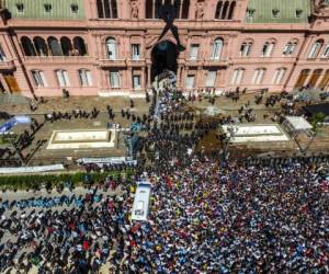 Miles de hinchas de Maradona llegaron a la Casa Rosada para despedirse. Foto: AFP