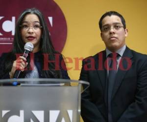 El jefe de Investigaciones del CNA, Odir Fernández, y Gabriela Castellanos, directora ejecutiva del ente de sociedad civil.