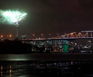 Fuegos artificiales explotan desde la Torre del Cielo de Auckland cuando el Año Nuevo es bienvenido en Auckland, Nueva Zelanda. Foto AP