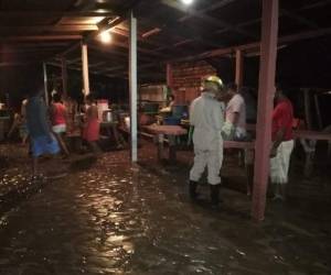 Al menos 100 negocios quedaron inundados.
